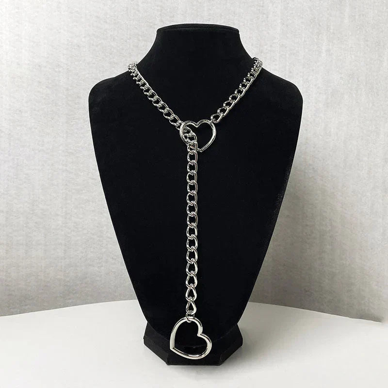 Collar gótico punk de corazón para mujer. Joyería de estilo alternativo, accesorio de moda en negro y plata.