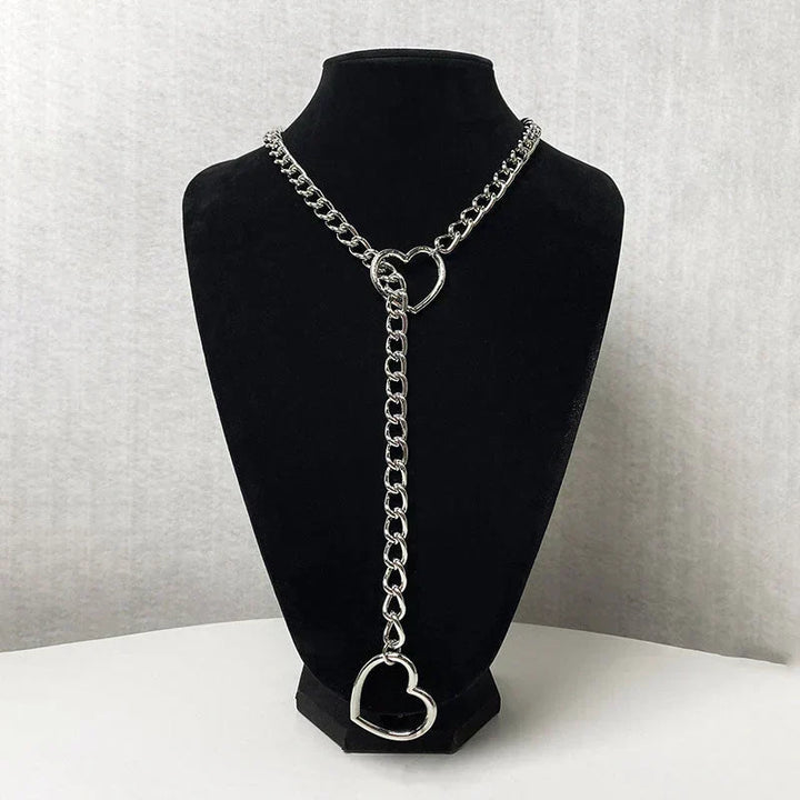 Collar gótico punk de corazón para mujer. Joyería de estilo alternativo, accesorio de moda en negro y plata.