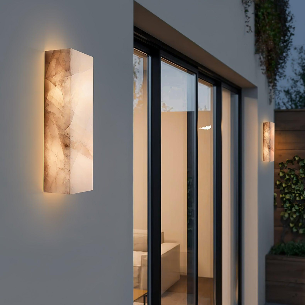 Lámpara de pared LED exterior. Iluminación moderna, eficiente y resistente para realzar tu jardín.