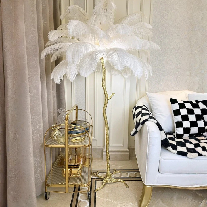 Moderna lámpara de pie de diseño con base trípode y pantalla de plumas para sala de estar lujosa.