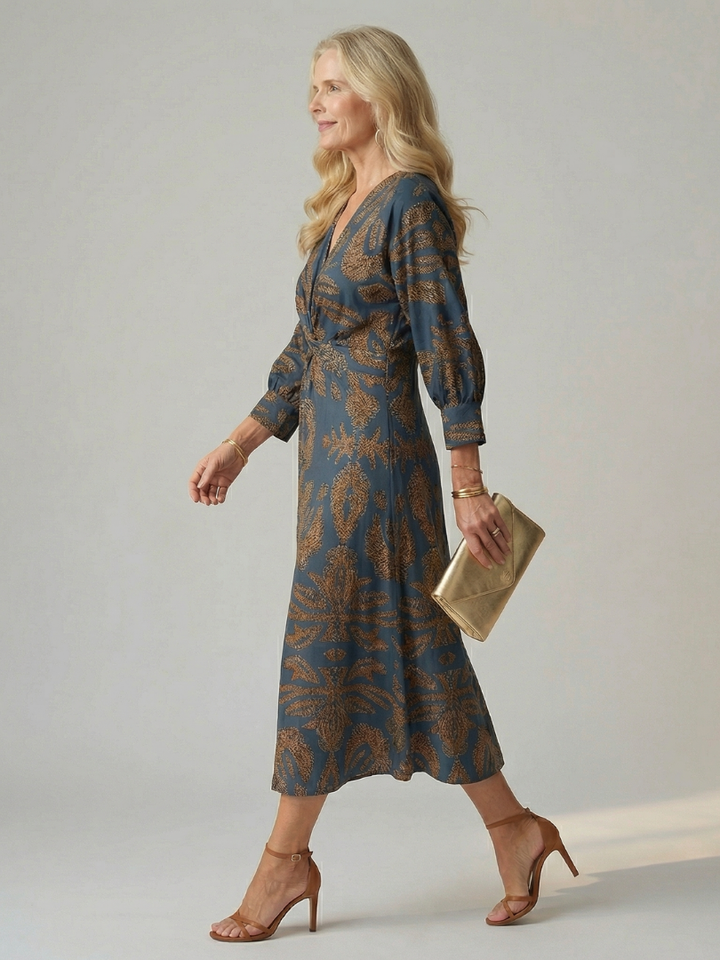 Vestido midi de moda femenina, escote cruzado y cintura marcada para un look elegante.