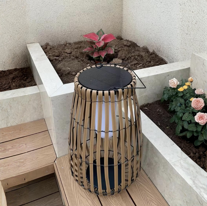 Lámpara de suelo solar de rattan, impermeable. Ambiente exterior cálido y rústico para jardín y terraza.