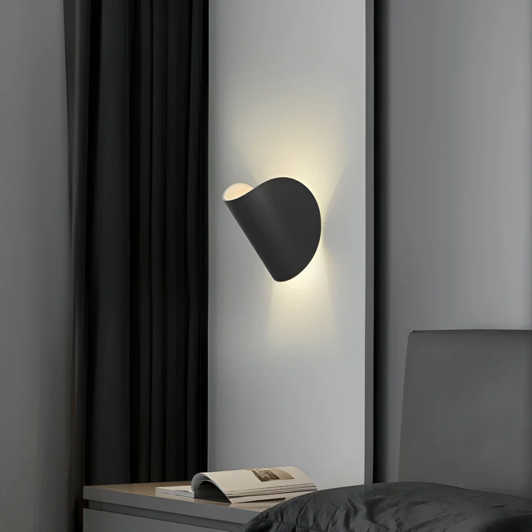 Lámpara de pared LED rotativa. Adaptable a cualquier espacio interior. Diseño elegante y luz eficiente.