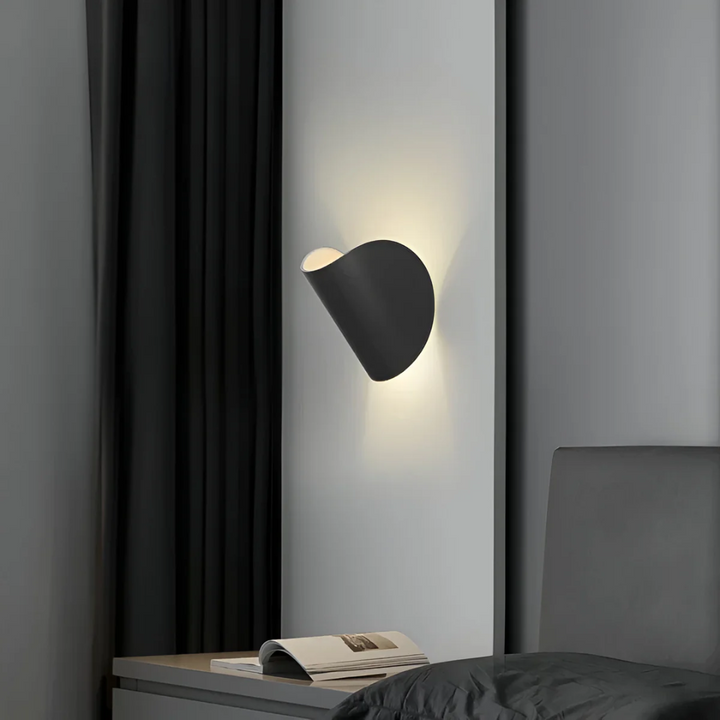 Lámpara de pared LED rotativa. Adaptable a cualquier espacio interior. Diseño elegante y luz eficiente.