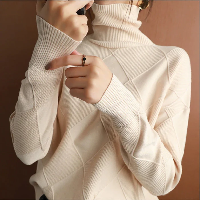 Mujer luciendo suéter de punto de cuello alto. Moda invernal cómoda y con estilo.