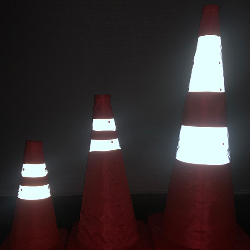 Cono de seguridad vial naranja, reflectante y plegable para uso en tráfico.