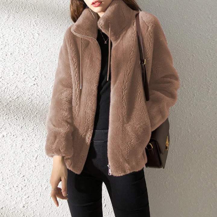 Abrigo de ante para mujer, diseño oversized con cuello, cinturón, ideal para moda de invierno.
