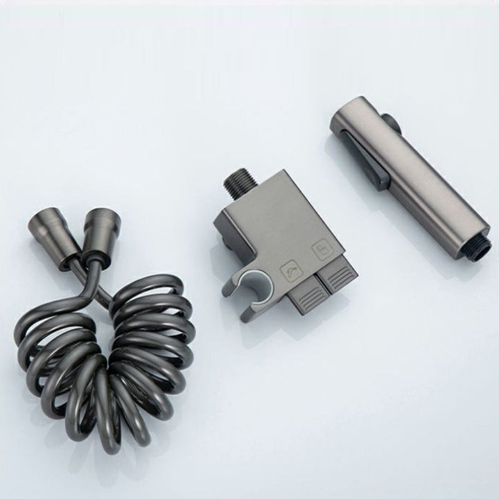 Limpieza eficiente con rociador de bidé de pared, controles estilo piano y diseño compacto.