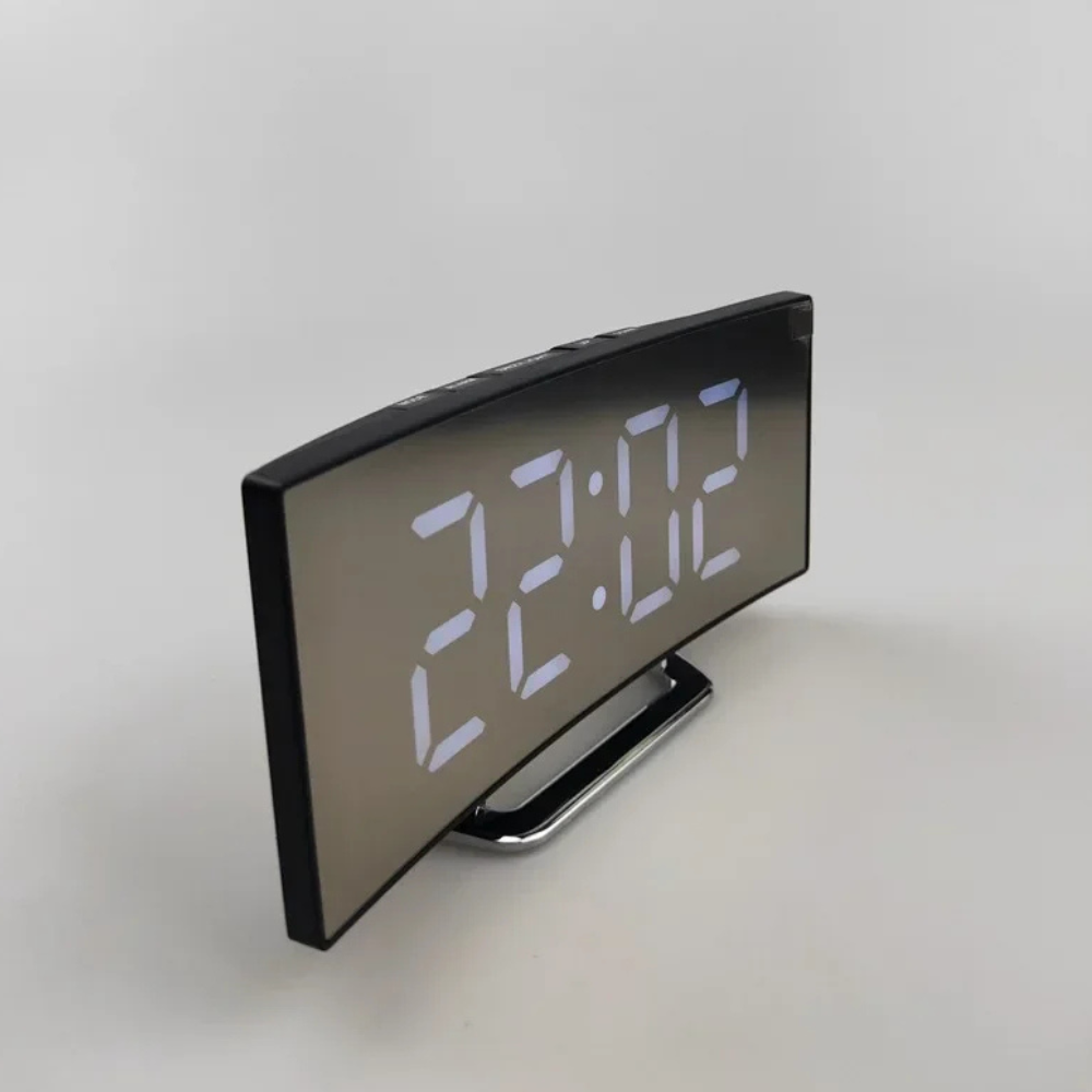 Despertador digital LED curvado, fácil de configurar, con números claros y visibles.