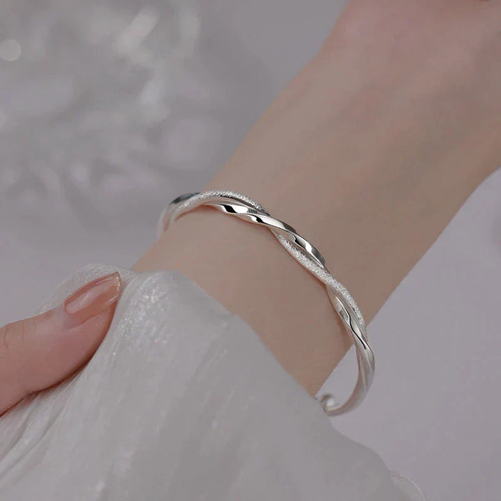 Pulsera Elara de plata trenzada para mujer, diseño minimalista y brillo pulido. Joyería elegante.