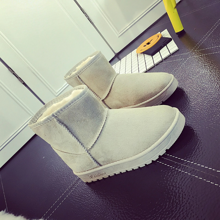 Calzado invernal: Botas de niña, antideslizantes y muy cómodas, ideales para jugar en la nieve con seguridad.