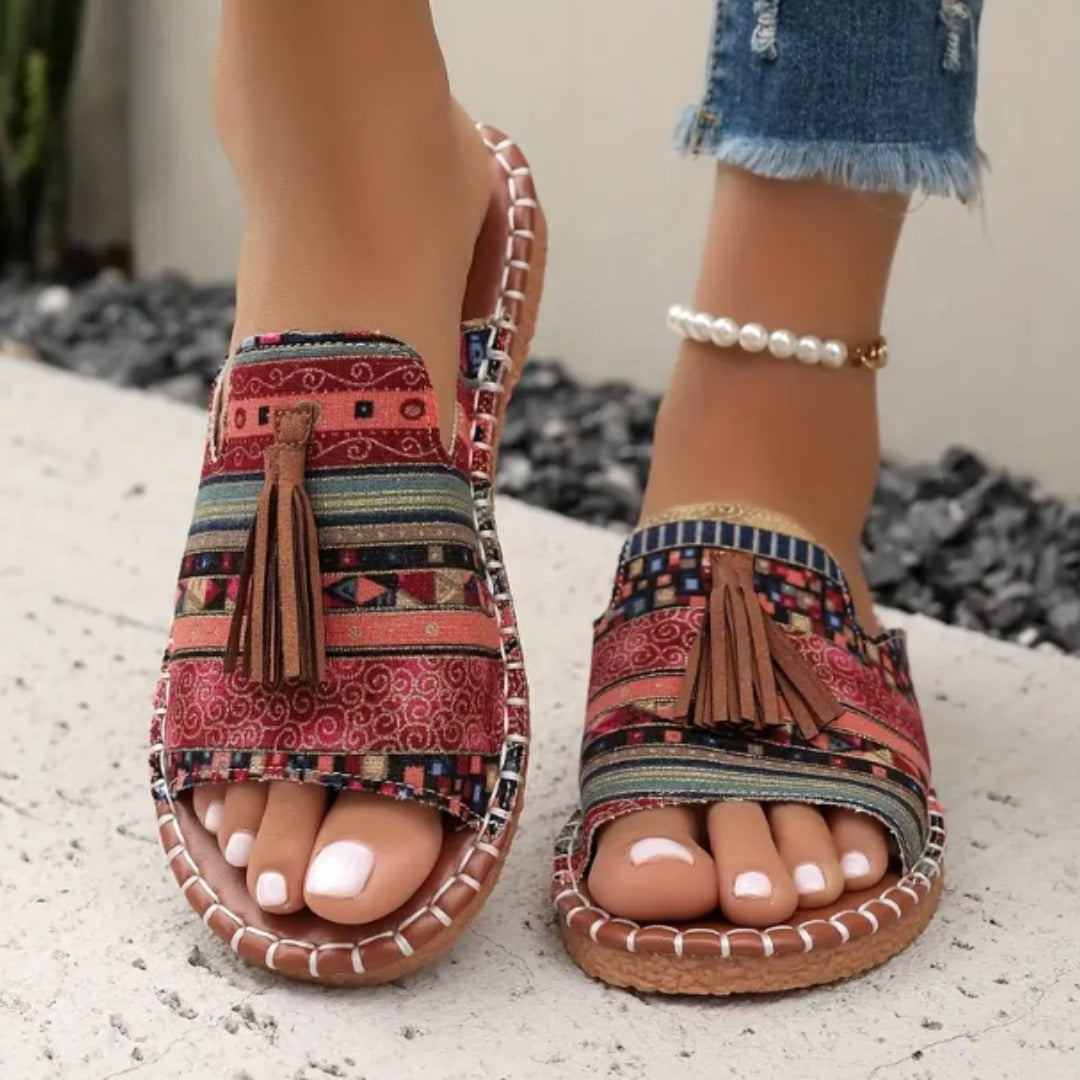 Sandalias planas boho de mujer con flecos, suela acolchada, perfectas para un estilo casual de verano.