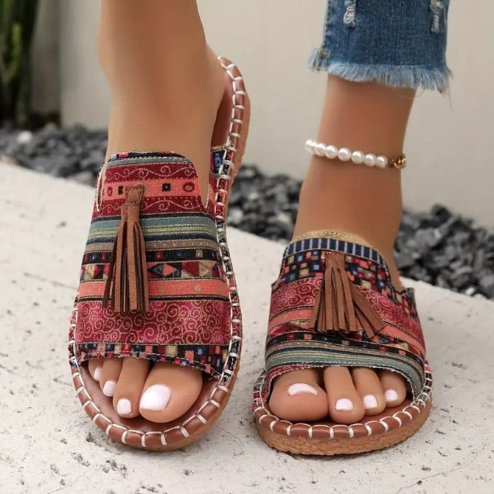 Sandalias planas boho de mujer con flecos, suela acolchada, perfectas para un estilo casual de verano.