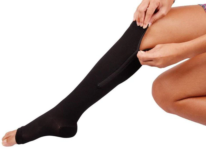 Medias de compresión elásticas para mujer con cremallera, ideales para aliviar piernas cansadas y activar la circulación.