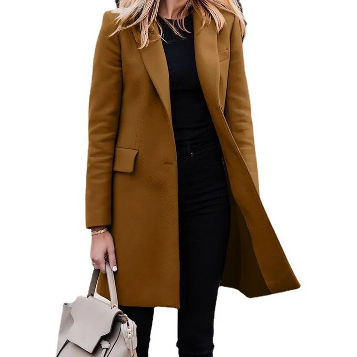 Versátil abrigo de mujer entallado, elegante y con botón único. Ropa de abrigo chic para moda de transición.