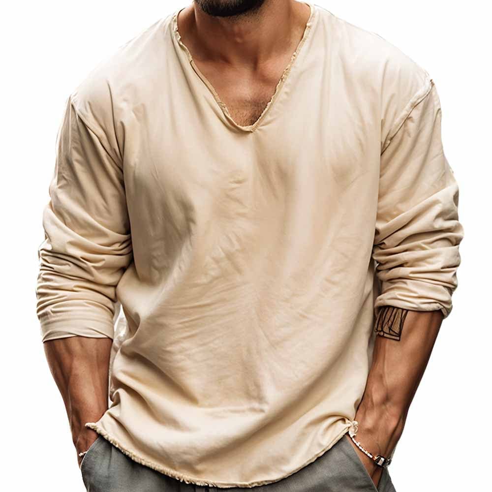 Hombre modelando camisa de manga larga, cuello V, estilo relajado. Camisa casual y cómoda, perfecta para uso diario en verano.
