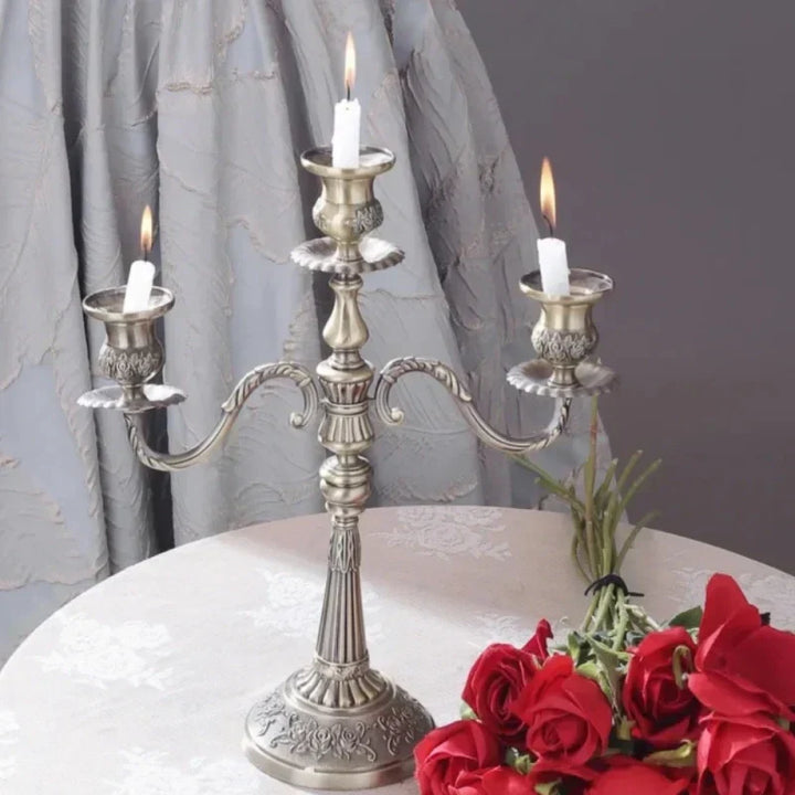 Candelabro de metal clásico, 3 brazos, realza la belleza y elegancia en cualquier rincón del hogar.