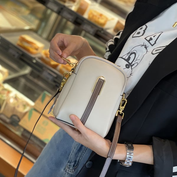 Bolso de mujer FLORA, estilo bandolera, ligero, para llevar lo esencial con gracia.