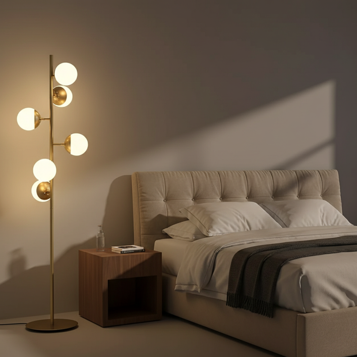 Moderna lámpara dorada de mesa, diseño nórdico minimalista, iluminación cálida y elegante.