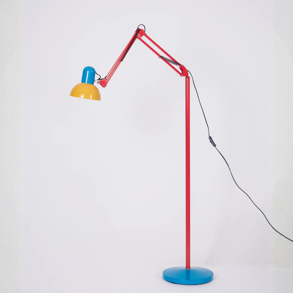Lámpara de pie articulada Memphis, ideal para leer en sala de estar o estudio.