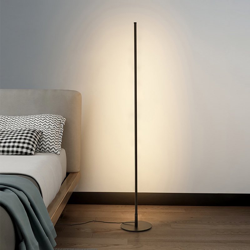 Diseño elegante de lámpara de pie LED regulable para crear luz ambiente en sala de estar o dormitorio.