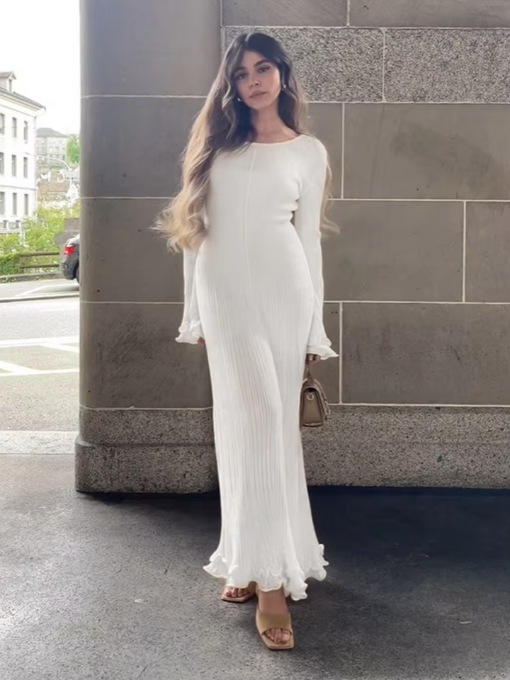 Vestido largo de punto para mujer con volantes sutiles. Confortable y moderno, ideal para la temporada fría.