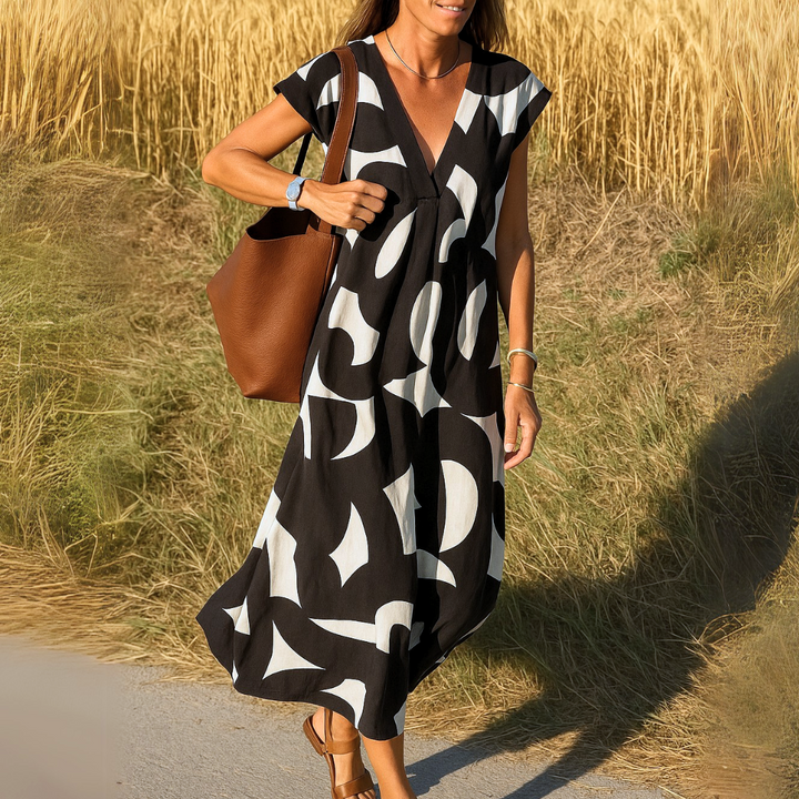 Vestido de mujer fluido, sin mangas y con escote en V. Ligero y muy cómodo para la moda de verano.