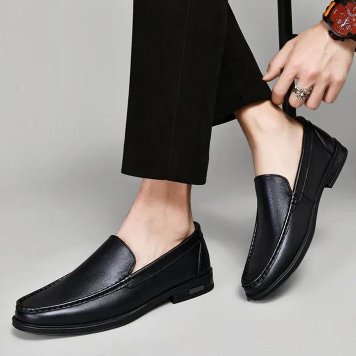 Mocasines de vestir para hombre en piel, con un estilo atemporal y distinguido.