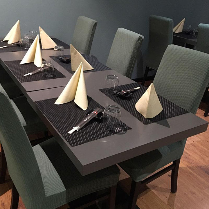 Dale vida a tu comedor con fundas elásticas para sillas, un cambio instantáneo y chic.