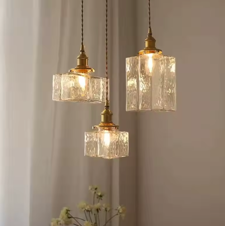 Colgante de iluminación interior estilo vintage, vidrio texturizado y latón envejecido.