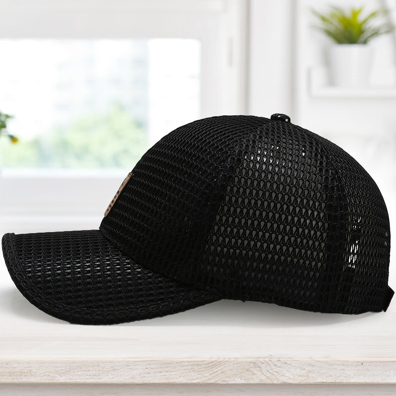 Hombre y mujer llevan gorra de béisbol transpirable. Ideal para deportes, actividades al aire libre y verano.