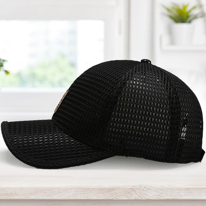 Hombre y mujer llevan gorra de béisbol transpirable. Ideal para deportes, actividades al aire libre y verano.