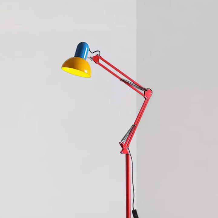Lámpara de pie ajustable, colorida y moderna; iluminación interior versátil para el hogar.
