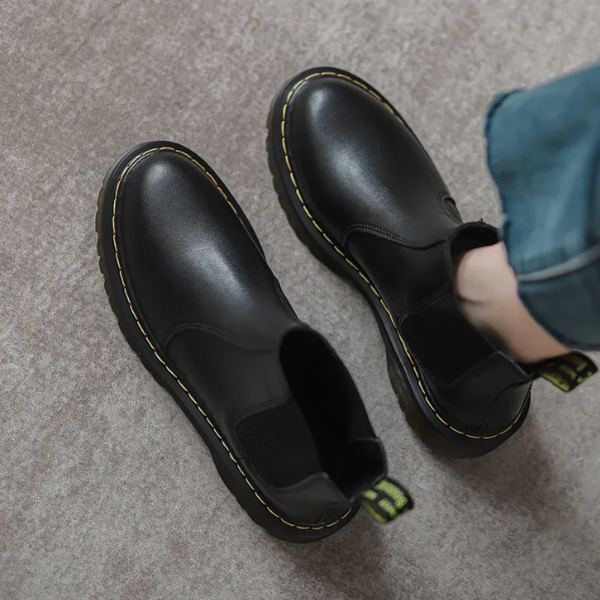 Detalle de las botas Chelsea de mujer con suela antideslizante robusta, garantizando seguridad y estilo.