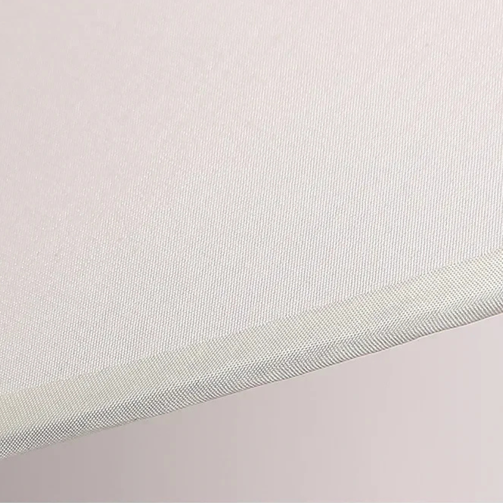 Diseño elegante: lámpara de suelo contemporánea con pantalla asimétrica.