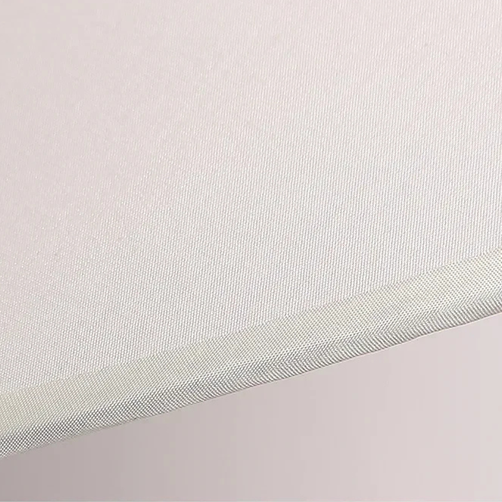Diseño elegante: lámpara de suelo contemporánea con pantalla asimétrica.