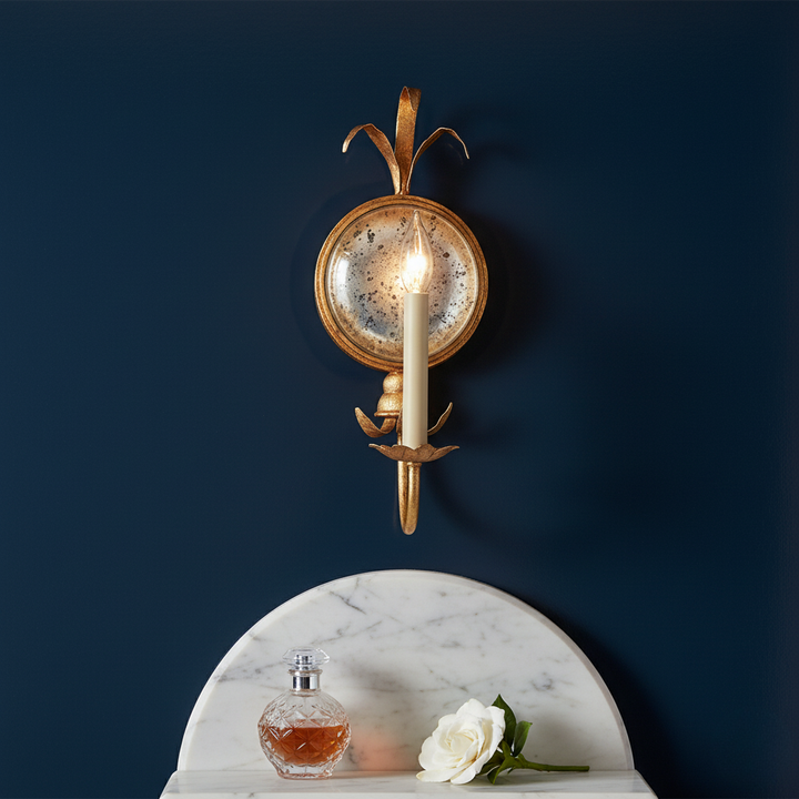 Aplique de pared de latón antiguo, con espejo decorativo. Luces de vela para iluminación cálida y vintage.