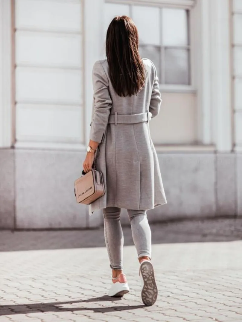 Elegante abrigo trench de mujer, doble botonadura, corte slim fit, ideal como outwear para cualquier ocasión.