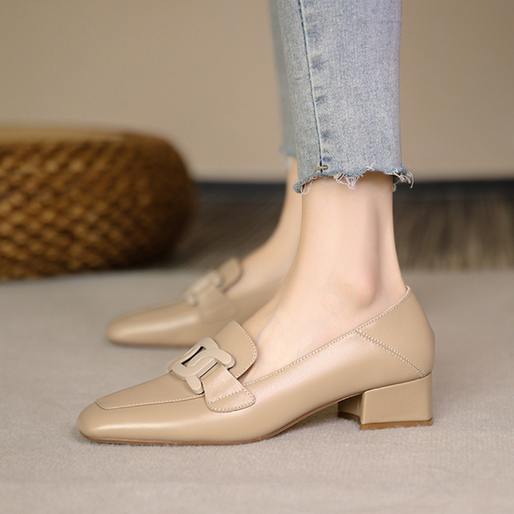 Zapatos negros de mujer con plataforma, estilo clásico que combina elegancia y comodidad.