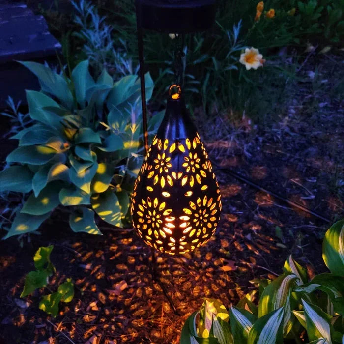 Lámpara solar floral de jardín, diseño elegante. Iluminación decorativa exterior para terraza o balcón.
