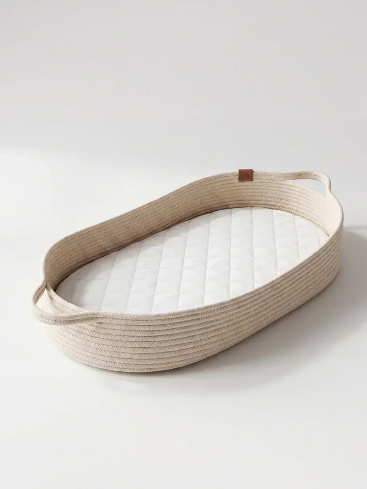 Cesto cambiador de algodón ecru para bebé, ideal para nursery. Con colchoneta acolchada segura y suave.