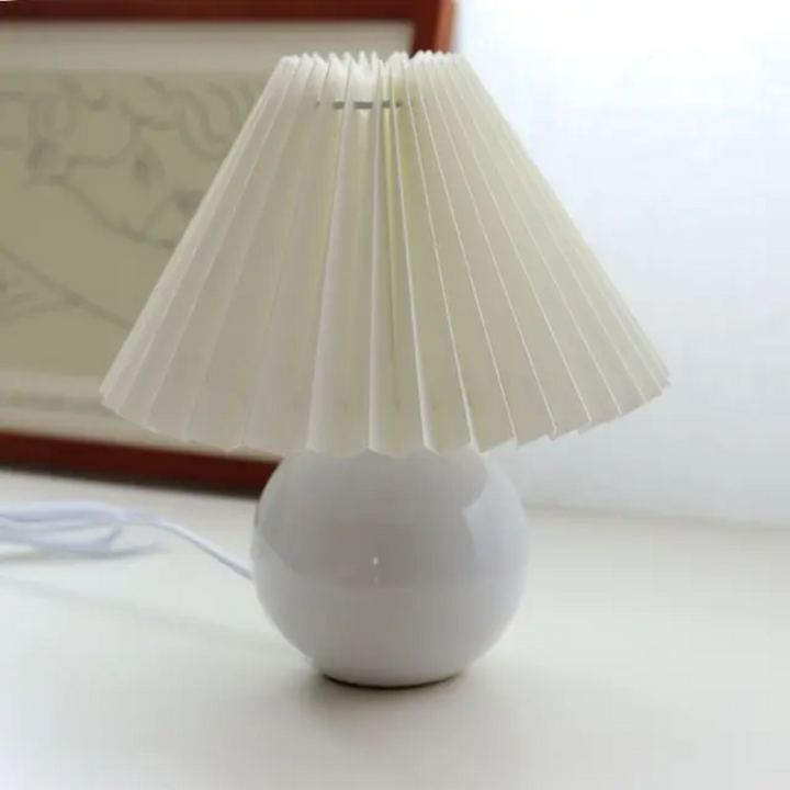 Decoración hogar: lámpara de mesa retro, luz cálida. Crea un ambiente acogedor y vintage.