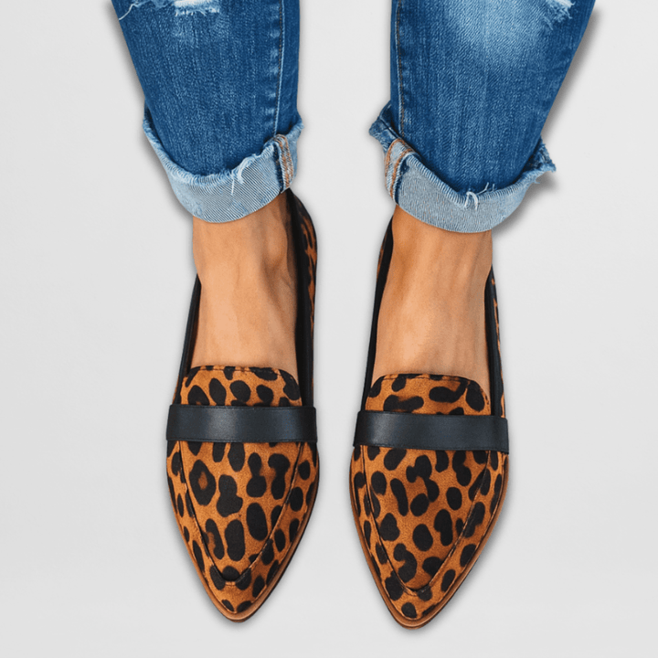 Par de mocasines ortopédicos de mujer en vista superior. Zapatos ergonómicos y flexibles para máxima comodidad diaria.