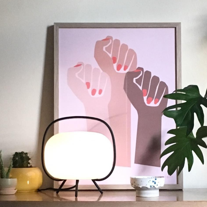 Estilosa lámpara de mesa minimalista, ideal para decoración moderna y luz ambiental.