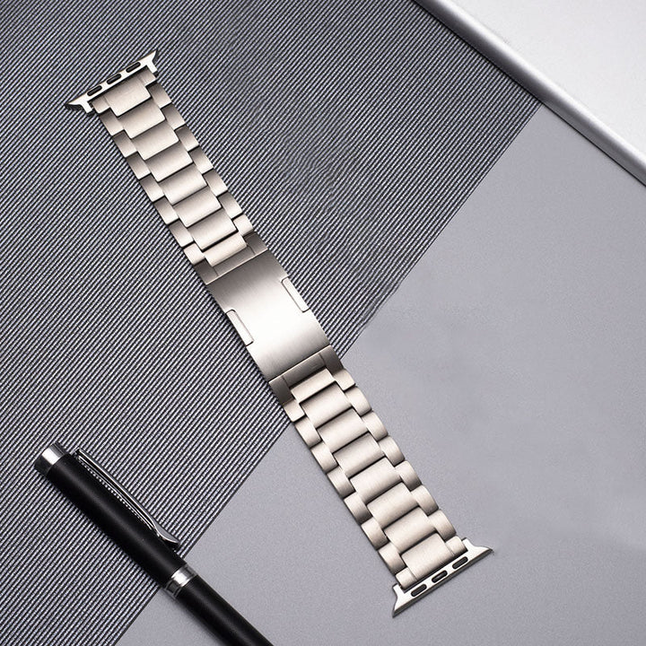 Elegante correa de titanio gris para smartwatch, ideal para cualquier estilo. Cierre magnético.