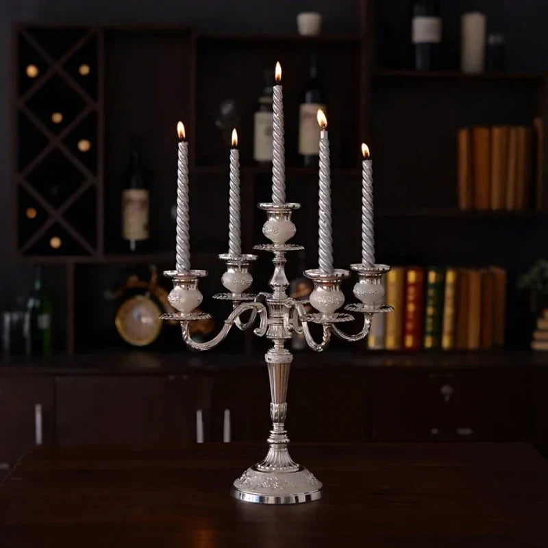 Porta velas de araña, metal plateado, diseño europeo clásico para un toque de lujo.