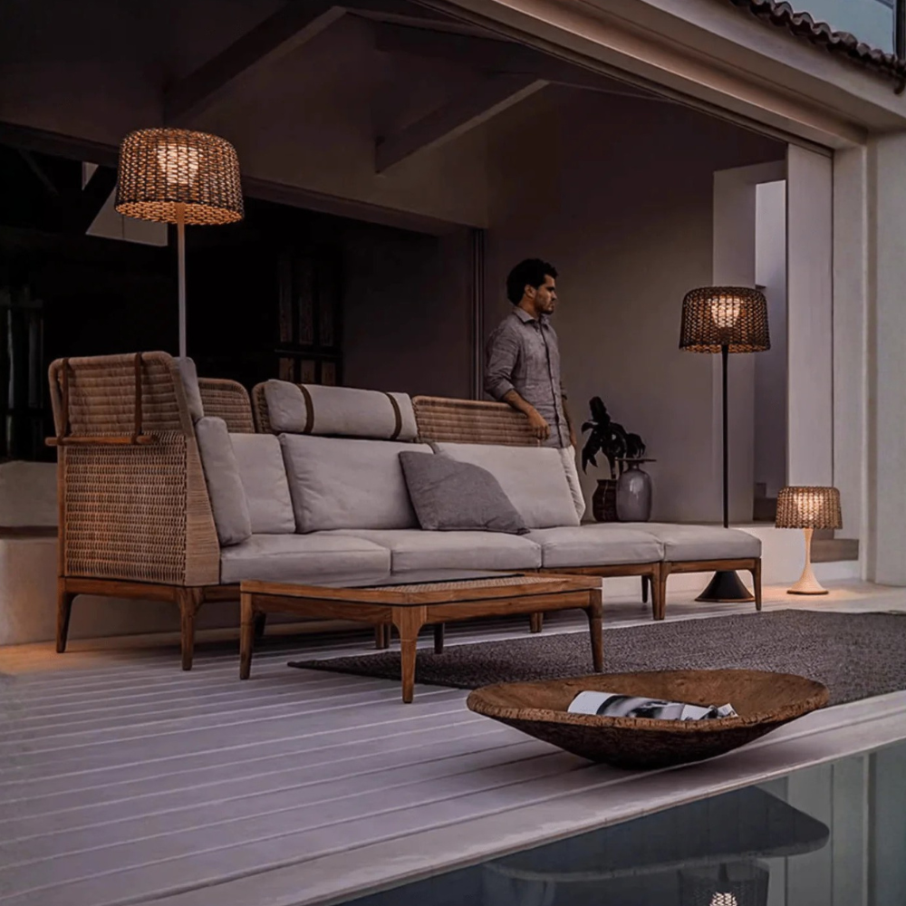 Decoración exterior con lámpara solar LED de suelo. Perfecta para patios, caminos y terrazas.