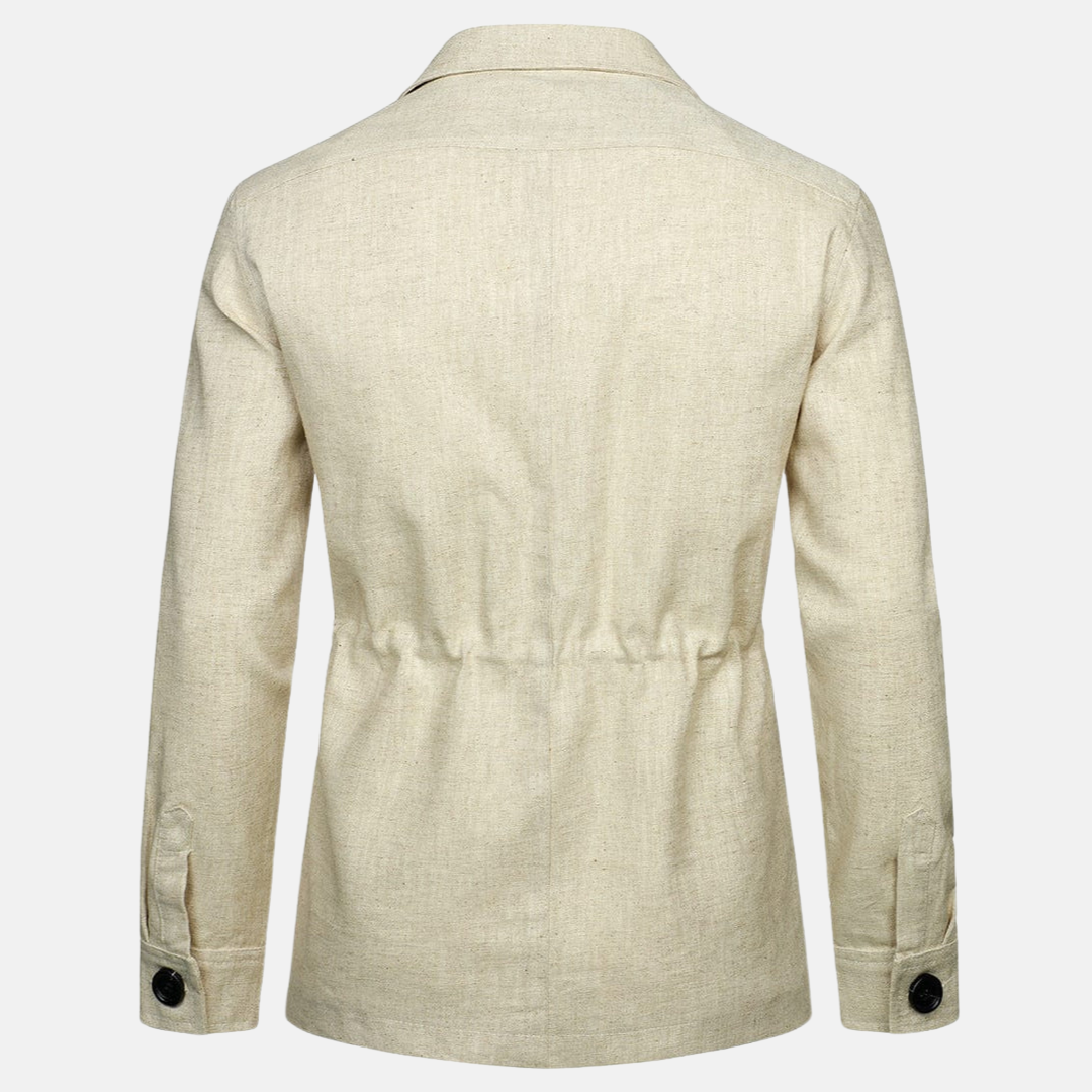 Detalle de chaqueta clásica de hombre: botones frontales y bolsillos utilitarios. Moda masculina versátil.