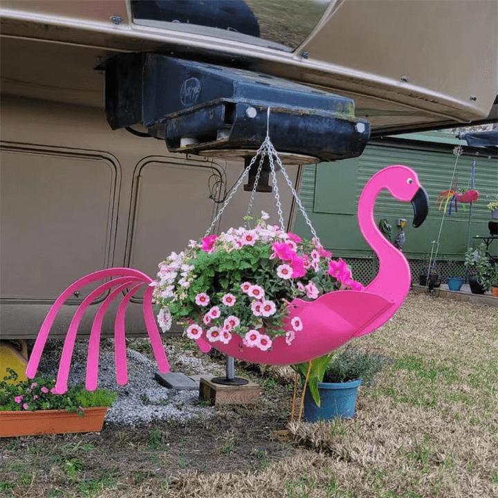 Primer plano de figura de gallo decorativa para jardín. Decoración de exterior vibrante para tu hogar.