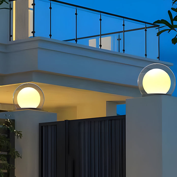 Lámpara LED esférica para jardín en césped. Moderna iluminación exterior que realza la belleza natural.
